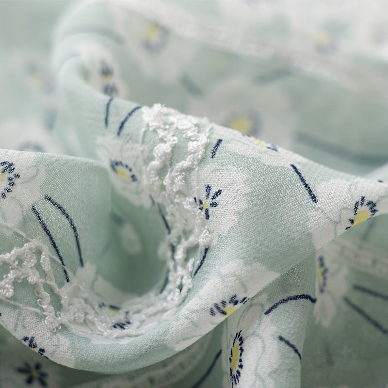 Mujer usando blusa de gasa manga larga vista frontal