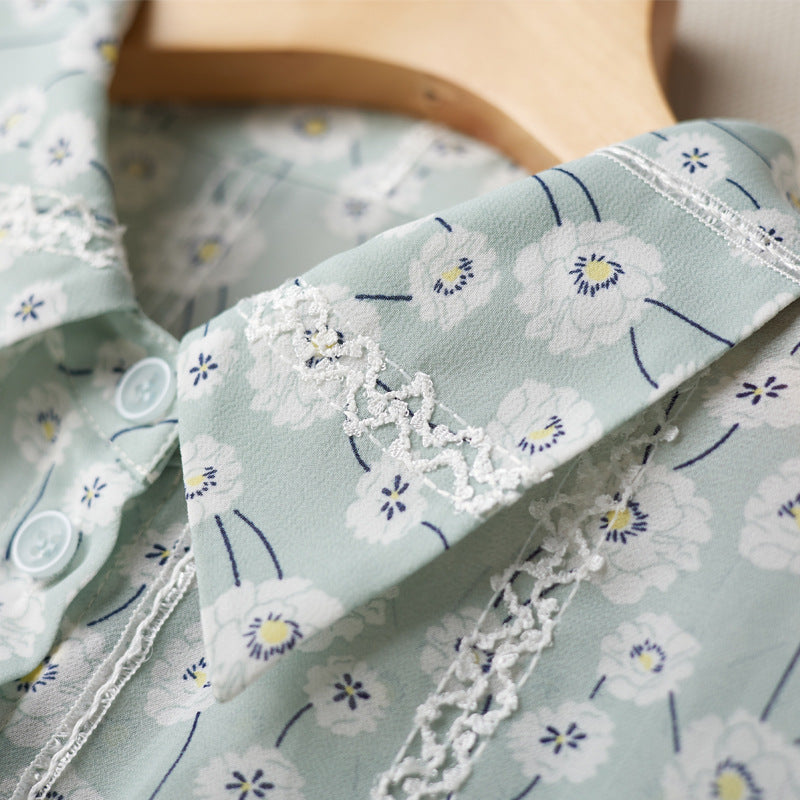 Mujer usando blusa de gasa manga larga vista frontal