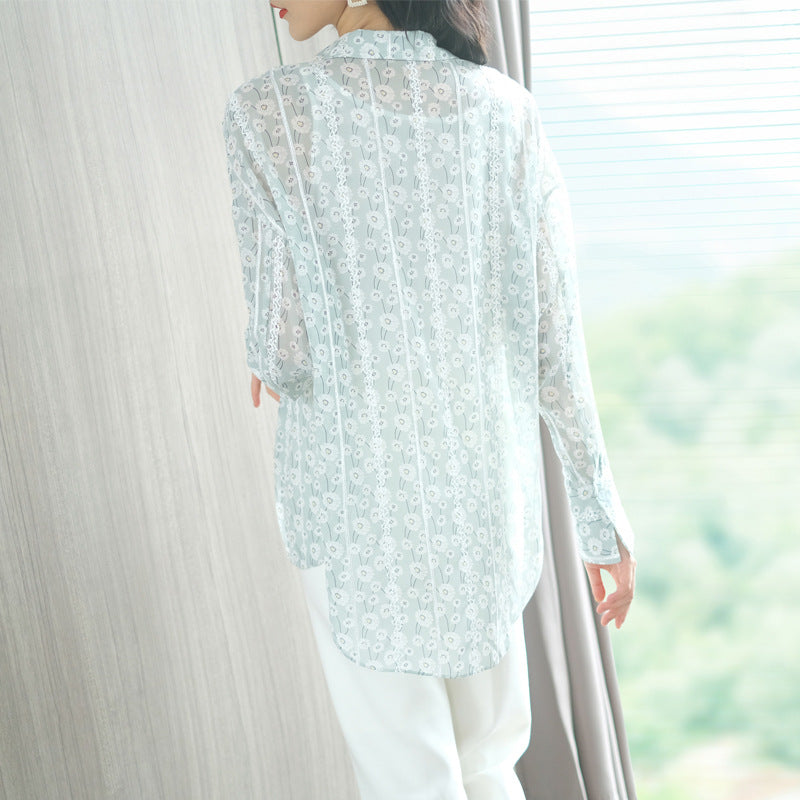 Mujer usando blusa de gasa manga larga vista frontal