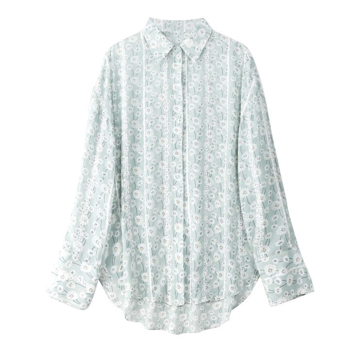 Mujer usando blusa de gasa manga larga vista frontal