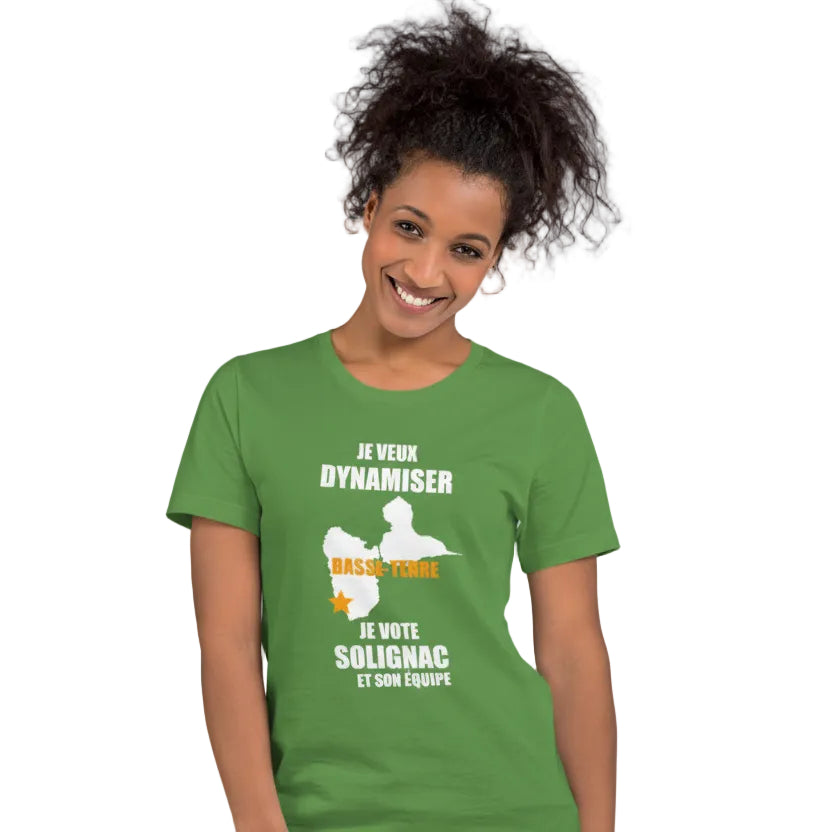 Mujer usando camiseta manga corta cuello redondo vista frontal