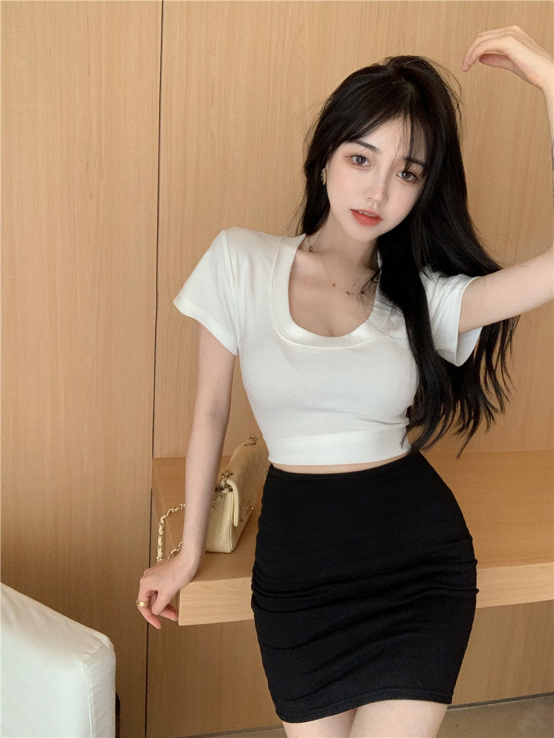 Mujer usando falda de verano cintura alta vista frontal