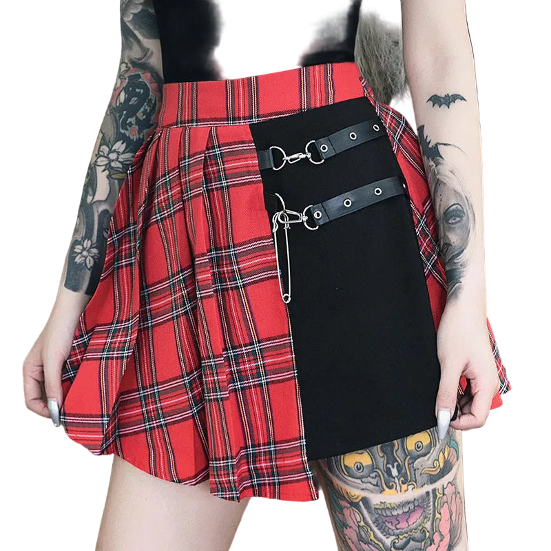 Mujer usando falda corta plisada estilo gótico vista frontal