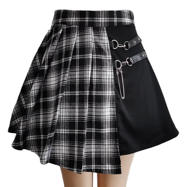 Mujer usando falda corta plisada estilo gótico vista frontal