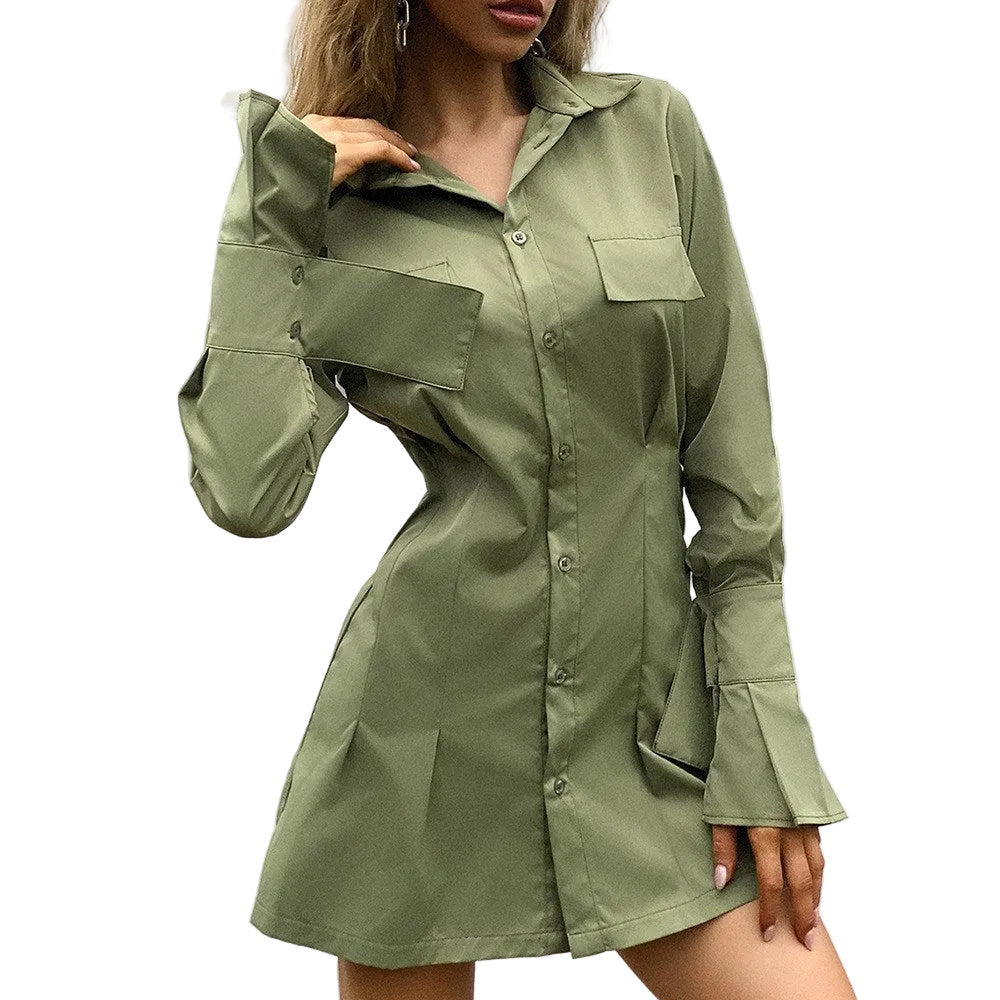 Mujer usando vestido camisero casual vista frontal